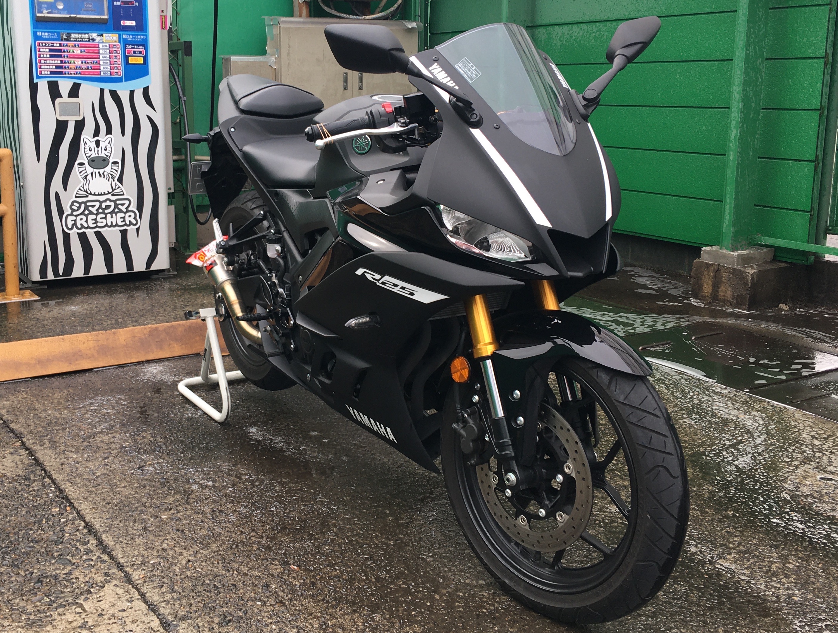 Yzf R25を洗車 マフラーにタオル詰め Ride Agogo 毎週日曜更新 Yzf R25を洗車 マフラーにタオル詰め Ride Agogo 毎週日曜更新