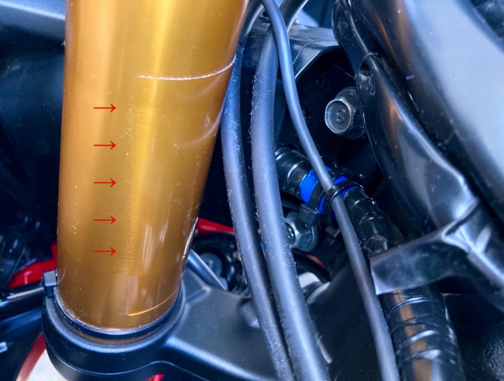 フロントフォークにシールが貼られてます (YZF-R7) | Ride Agogo